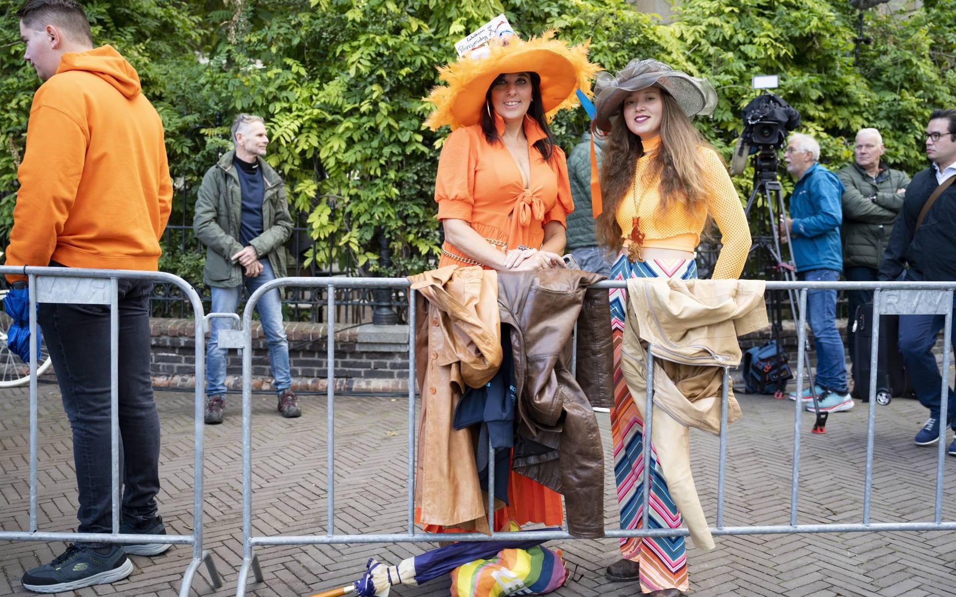 Eerste Oranjefans Verzamelen Zich Bij Schouwburg Voor Prinsjesdag ...