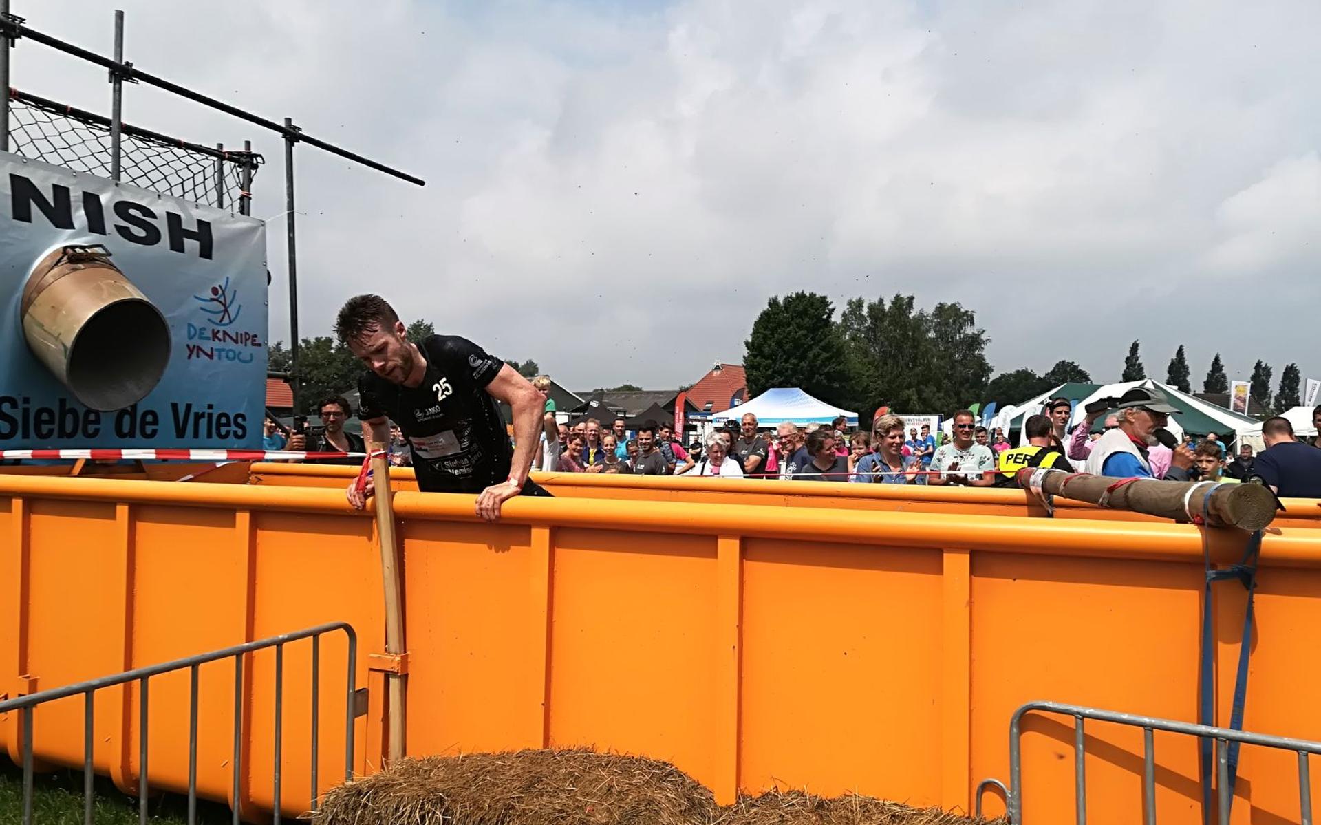 Stijn Elferink voltooit trilogie bij survivalrun in De Knipe