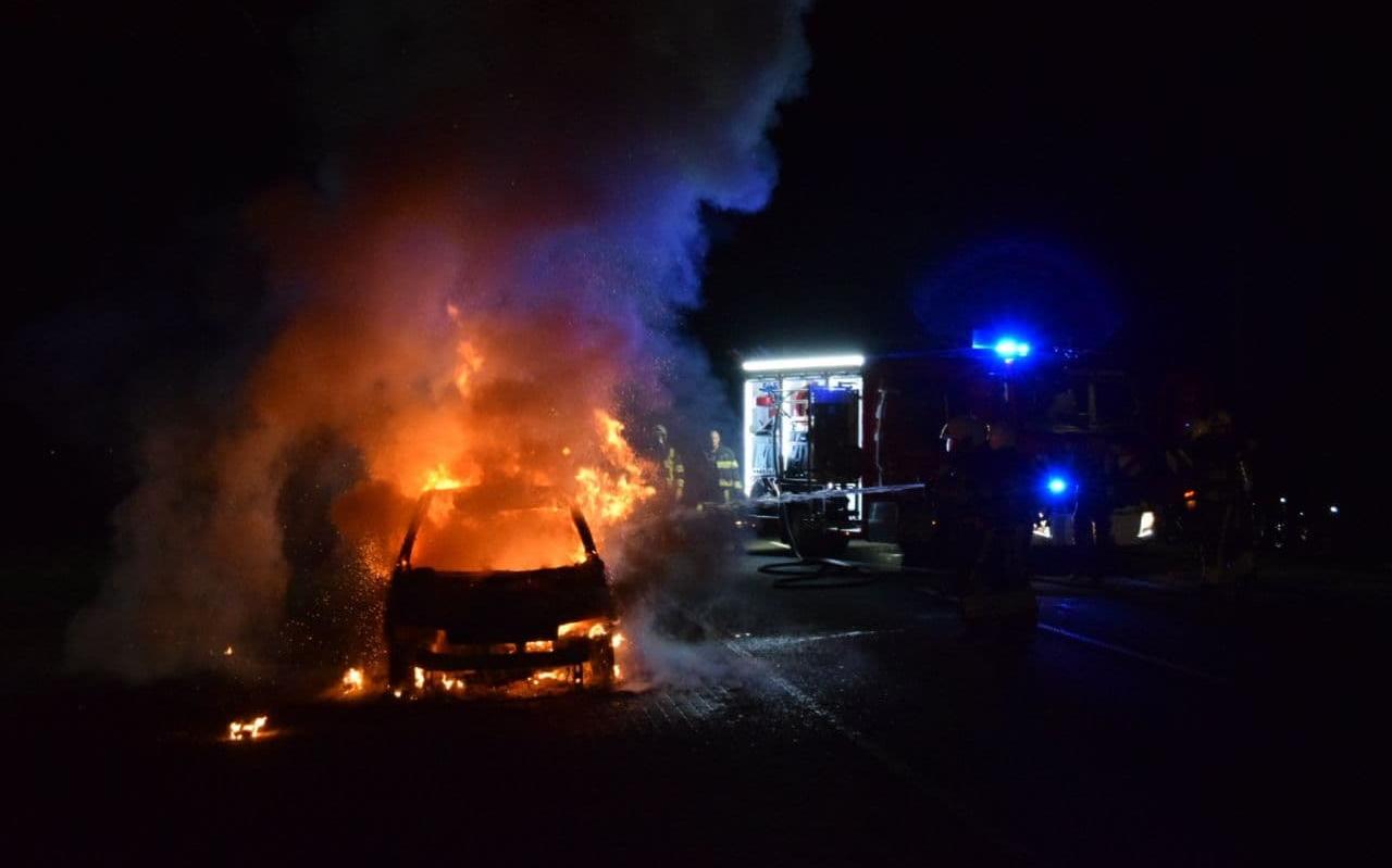 Auto in vlammen op bij Surhuizum; weg kort afgesloten - Leeuwarder Courant