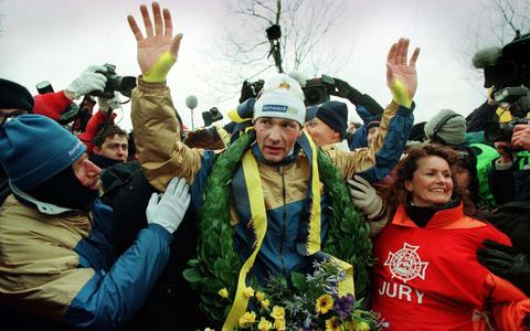 Henk Angenent viert zijn winst in de Elfstedentocht van 4 januari 1997. FOTO REUTERS
