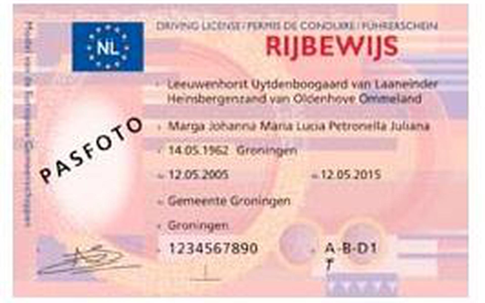 Man Rijdt Zonder Rijbewijs - Leeuwarder Courant