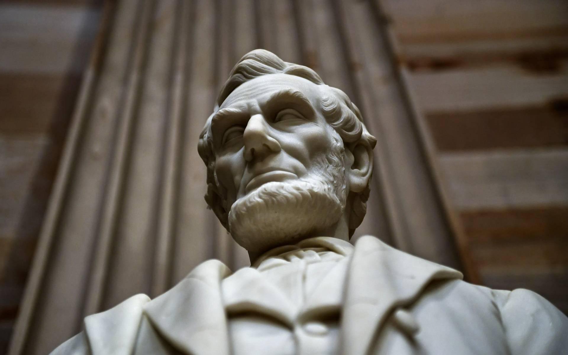 Relschoppers in Oregon halen standbeeld Abraham Lincoln neer