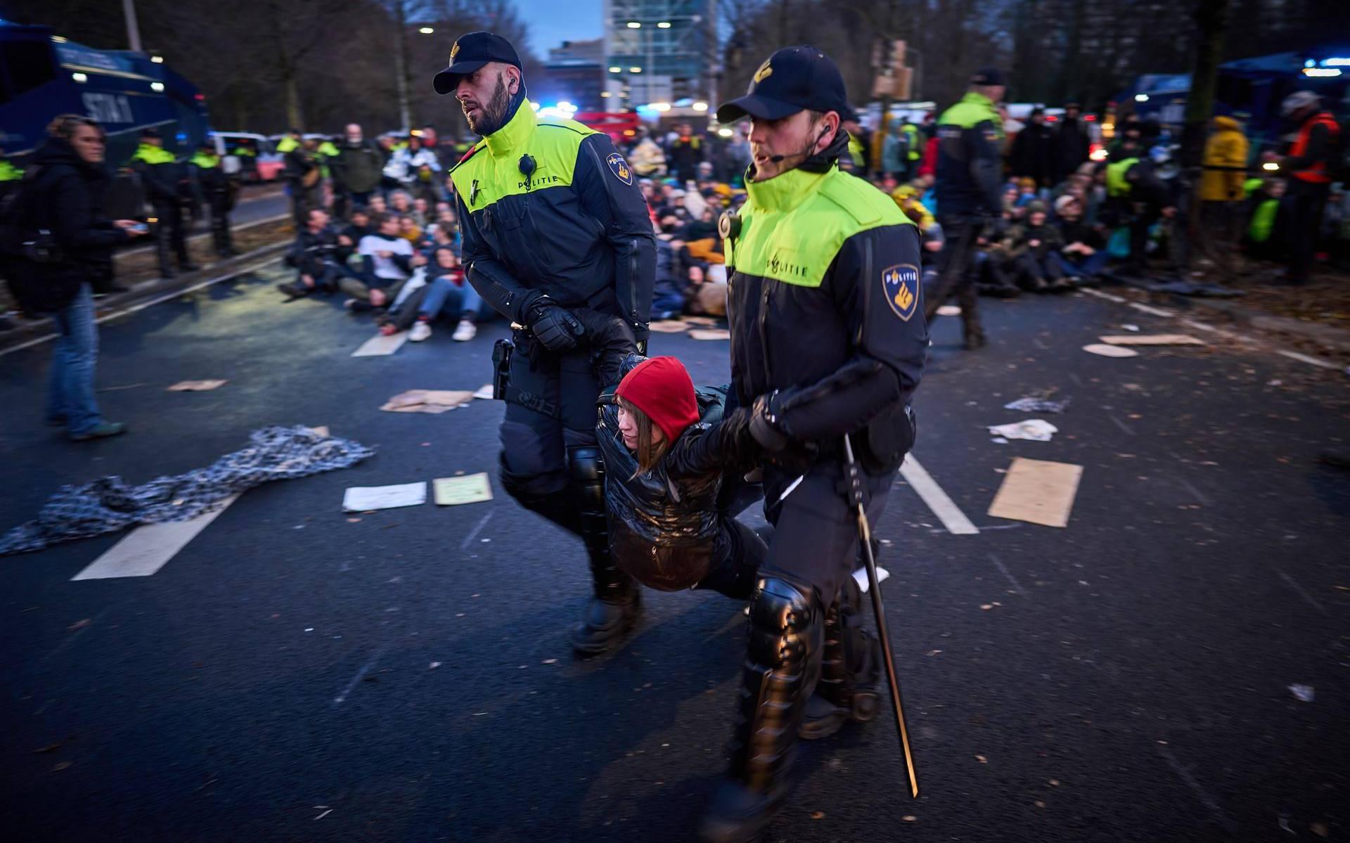 De politie arresteerde zo'n 700 mensen op de A12 in Den Haag.