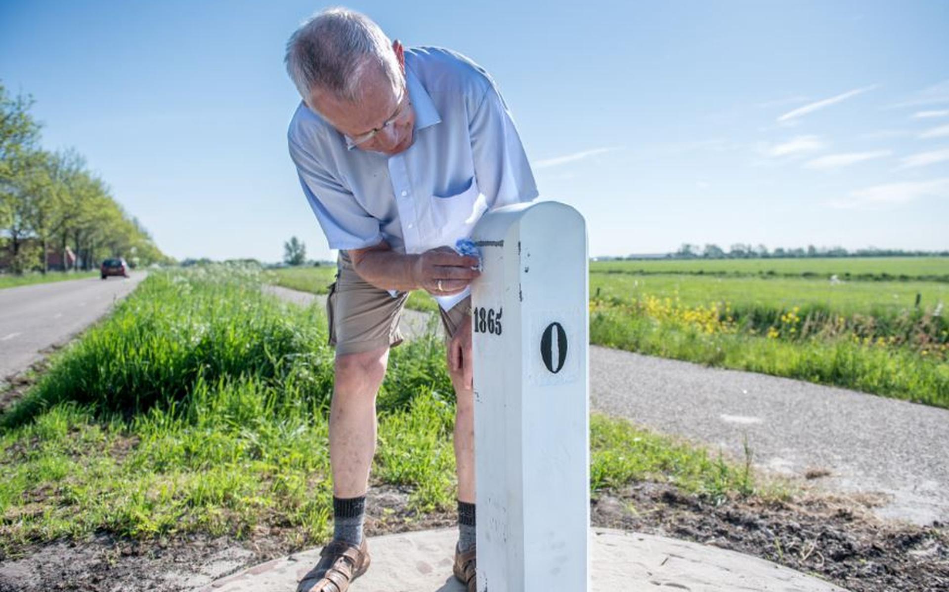 Geschiedliefhebbers Aldeboarn apetrots op opgeknapte grenspaal