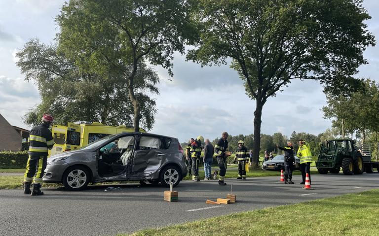 Gewonde en veel schade bij botsing tussen personenauto en bestelbus op kruising bij Een-West. Gewonde en veel schade bij botsing tussen personenauto en bestelbus op kruising bij Een-West.