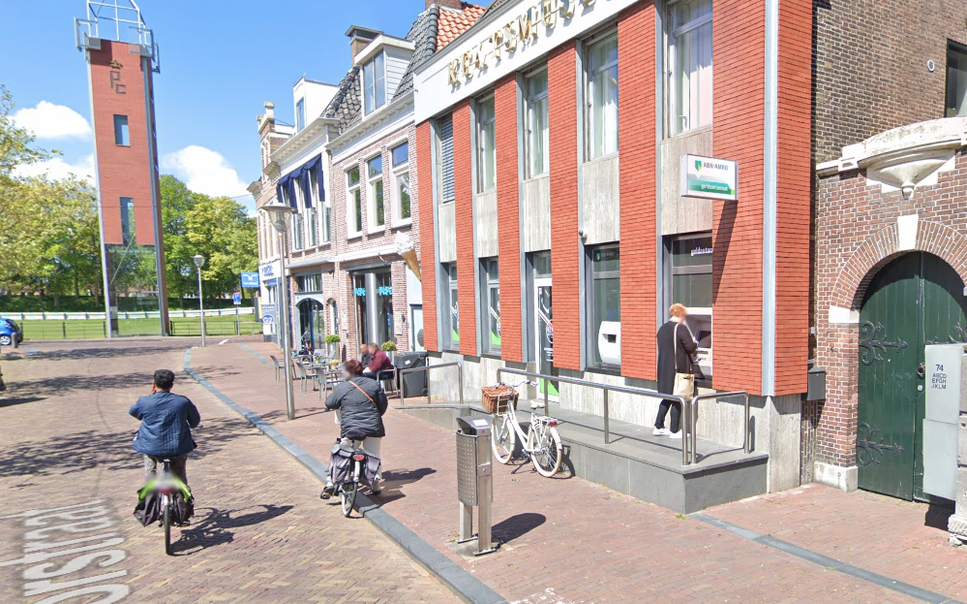 De geldautomaat in Franeker. FOTO GOOGLE STREETVIEW