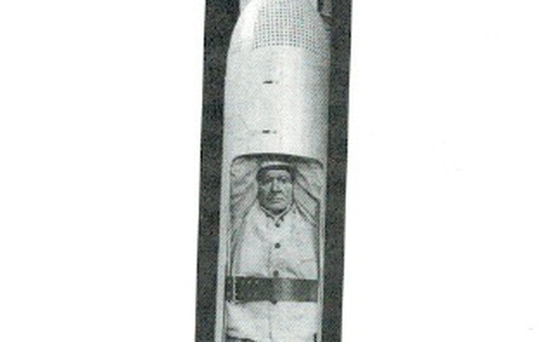 Een dood gewaande mijnwerker in 1963 in het Duitse Lengede die via een nauw boorgat naar boven wordt gehesen in een torpedovormige capsule.
