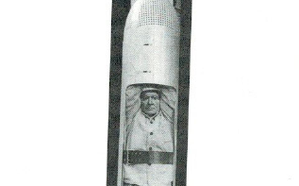 Een dood gewaande mijnwerker in 1963 in het Duitse Lengede die via een nauw boorgat naar boven wordt gehesen in een torpedovormige capsule.