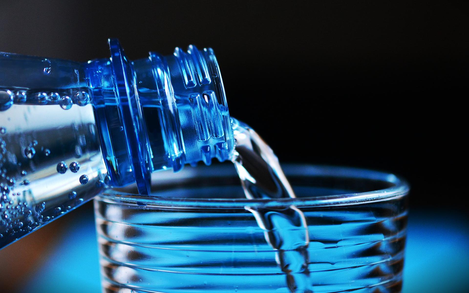 Sociale wetenschappen Begroeten Streven Bruin water uit de kraan? Het goedkoopste flessenwater op een rij -  Leeuwarder Courant