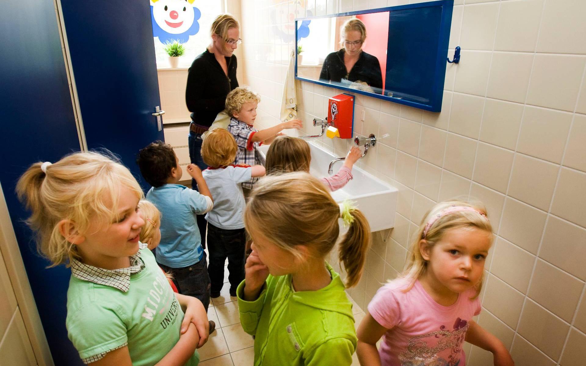 WHO en Unicef: 43 procent scholen zonder zeep en wastafels