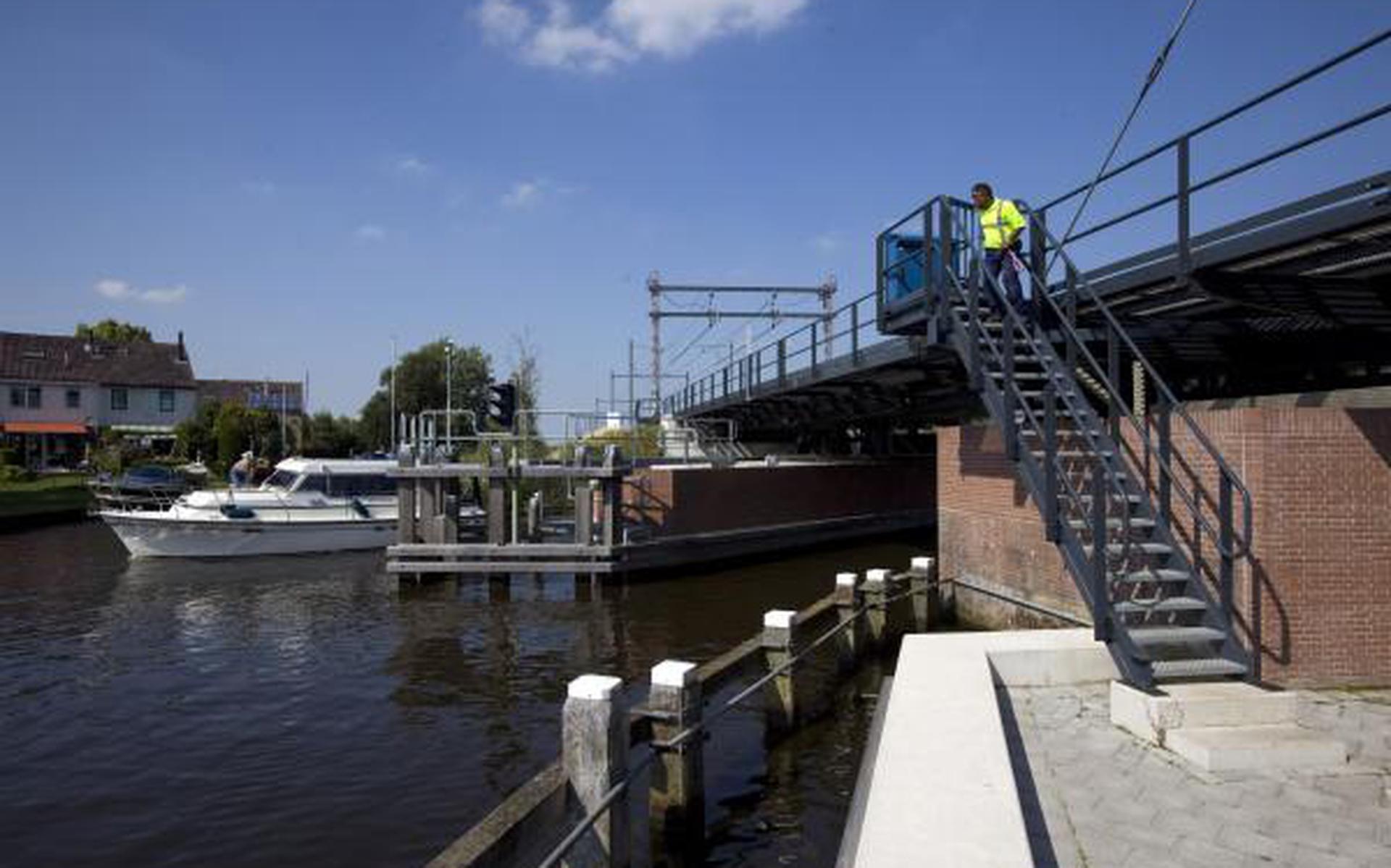 Boot Tegen Spoorbrug: Treinverkeer Stil - Leeuwarder Courant