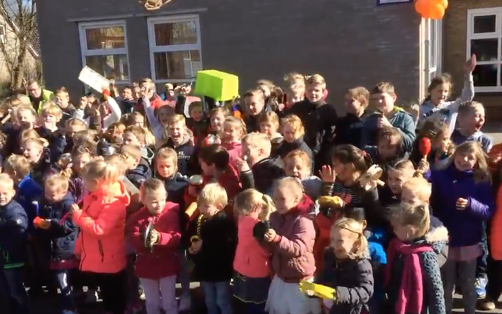 Kinderen Ysbrechtum maken minuut lang kabaal voor school - Leeuwarder Courant
