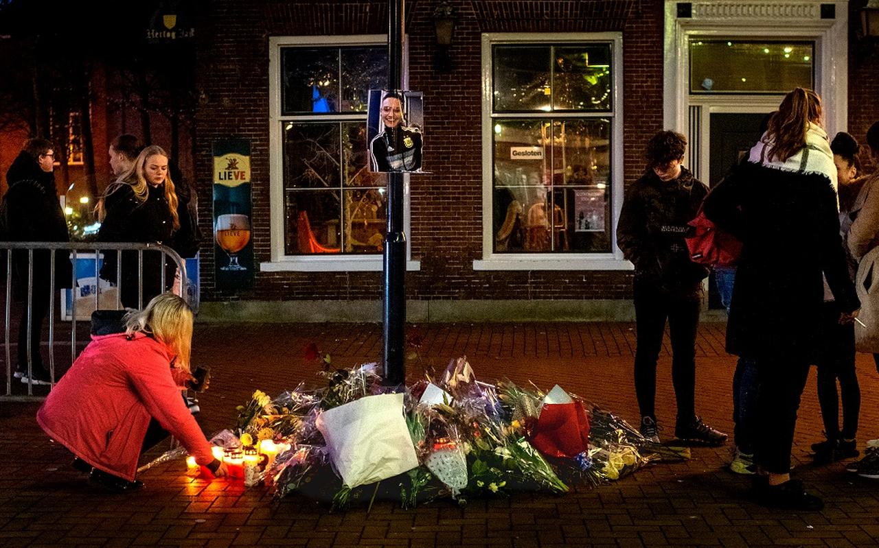 Publiek legt bloemen voor café Pietje Bel in Drachten. Publiek legt bloemen voor café Pietje Bel in Drachten.