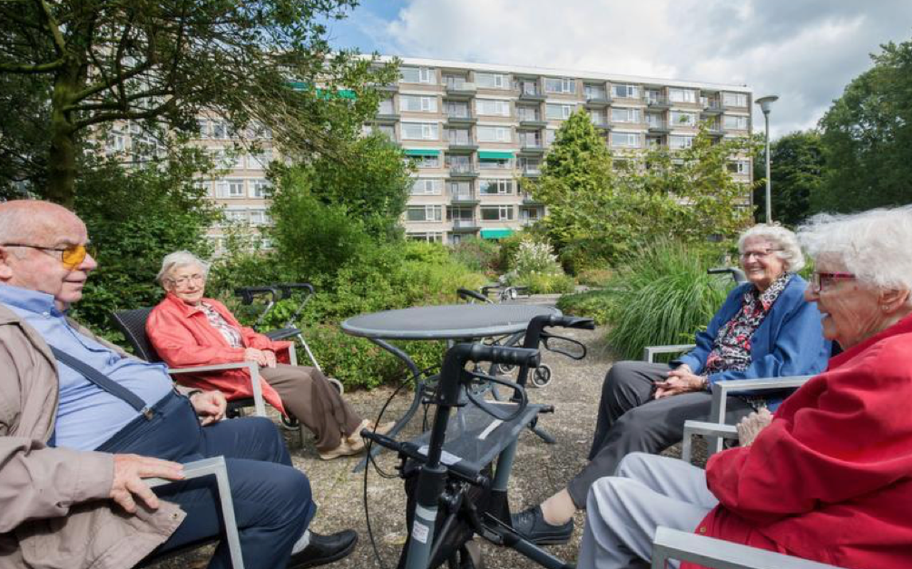 Bewoners van Service Appartementen Oranjewoud in Heerenveen genieten van de tuin. Rechts Lies de Jong (in rode jas) en Trijnie Otter, die hier al respectievelijk 21 en 28 jaar wonen. Links de betrekkelijke nieuwkomers: Jan Hoogvliet (8 jaar) en Pietertje van Schieveen (4 jaar). FOTO RENS HOOYENGA Bewoners van Service Appartementen Oranjewoud in Heerenveen genieten van de tuin. Rechts Lies de Jong (in rode jas) en Trijnie Otter, die hier al respectievelijk 21 en 28 jaar wonen. Links de betrekkelijke nieuwkomers: Jan Hoogvliet (8 jaar) en Pietertje van Schieveen (4 jaar). FOTO RENS HOOYENGA