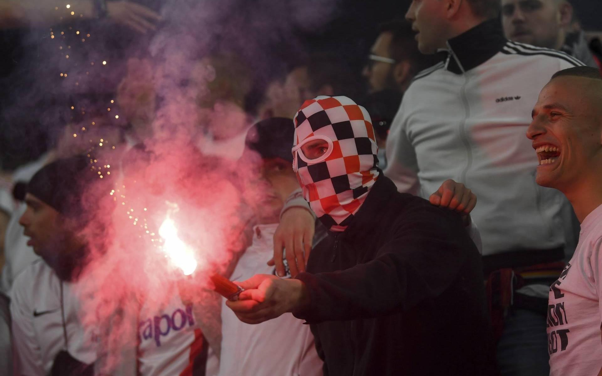 Gemaskerde hooligans Eintracht vallen fans West Ham United aan - Leeuwarder Courant