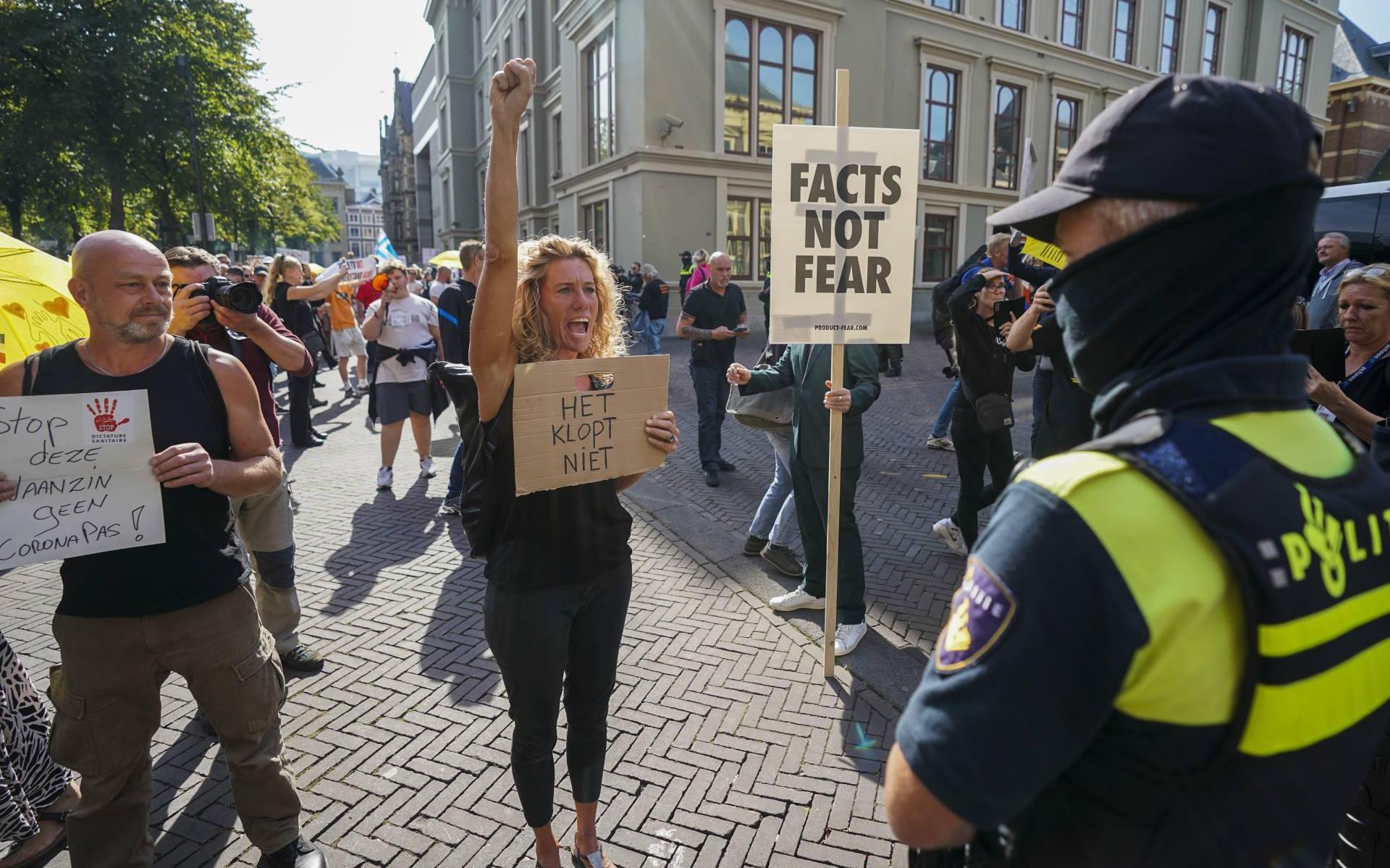 Demonstranten voeren actie tegen coronabeleid op Haags Plein
