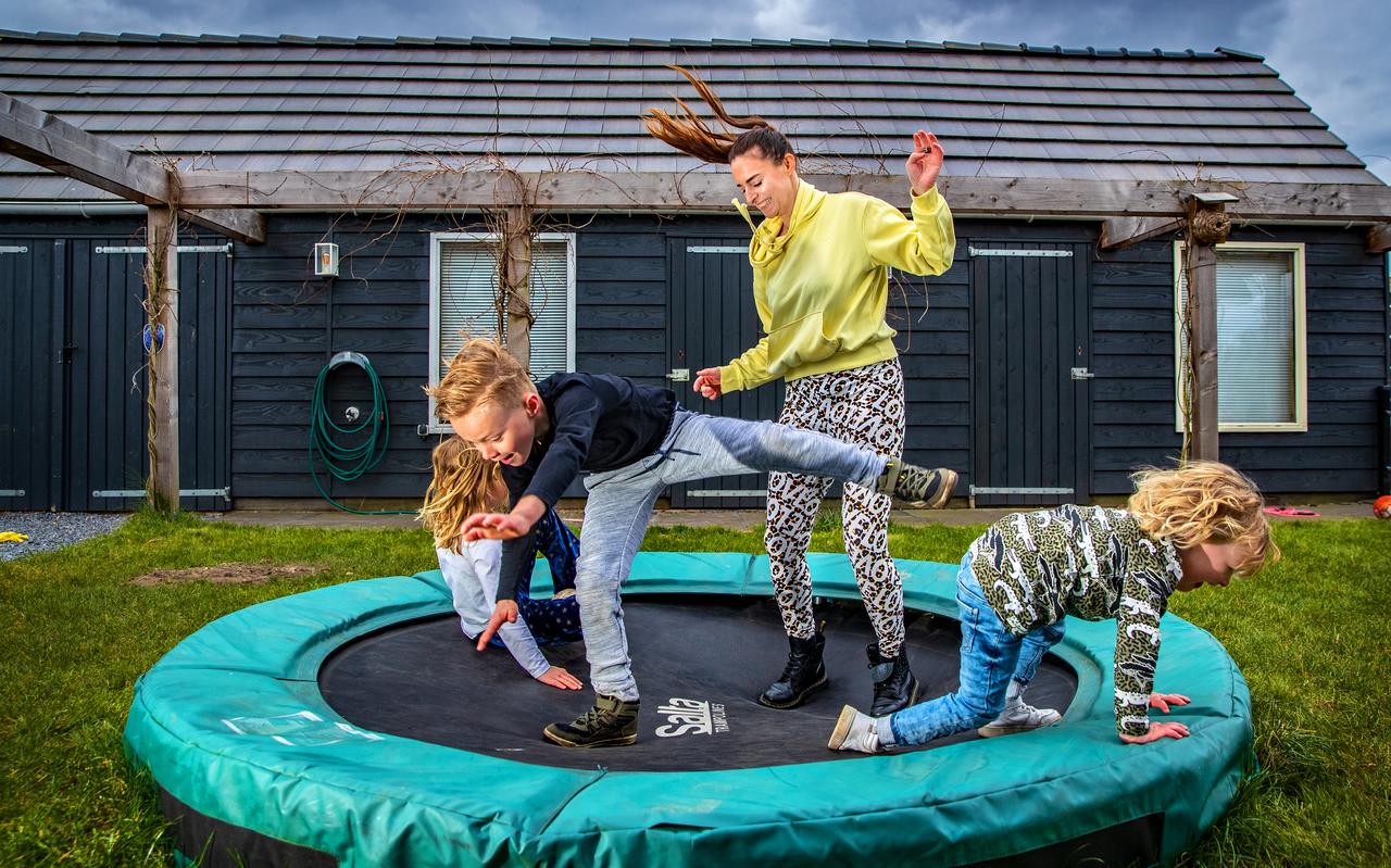 Omrop-vrouw Femke de Walle stopt voorlopig met werken, ze loopt al weken in een joggingbroek thuis met de kinderen om zich heen. Omrop-vrouw Femke de Walle stopt voorlopig met werken, ze loopt al weken in een joggingbroek thuis met de kinderen om zich heen.