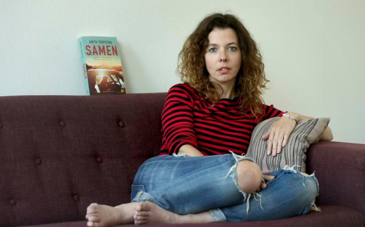 Thrillerauteur Anita Terpstra staat met haar boek Samen op de nominatie voor Gouden Strop. FOTO CATRINUS VAN DER VEEN Thrillerauteur Anita Terpstra staat met haar boek Samen op de nominatie voor Gouden Strop. FOTO CATRINUS VAN DER VEEN