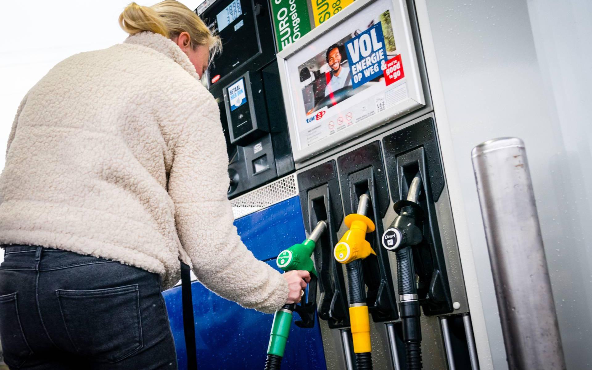 Experts waarschuwen: 'Benzineprijs woensdag naar hoogste ooit'. Een liter benzine voor euro - Leeuwarder Courant