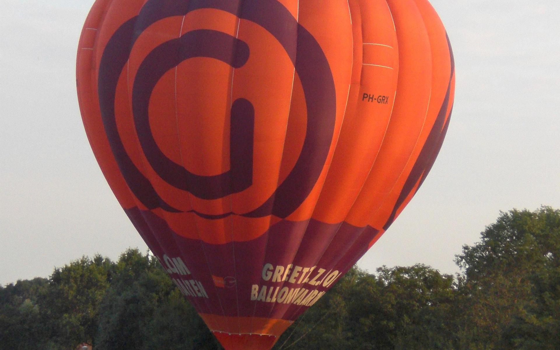 Geen wind: ballon landt op Jousterweg