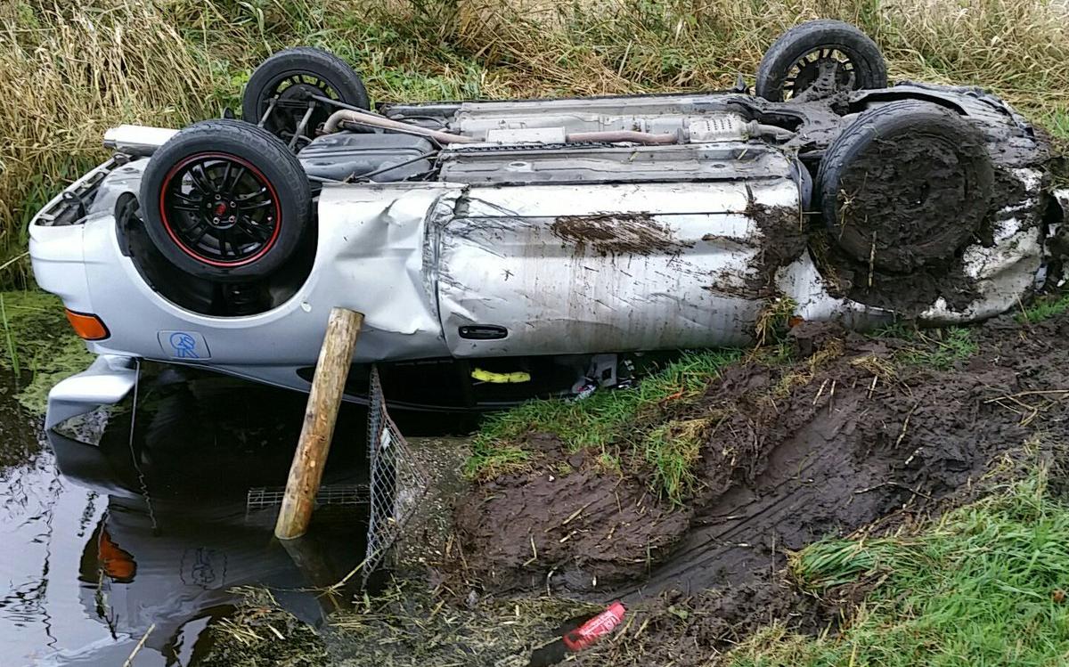 Auto over de kop bij Nijetrijne