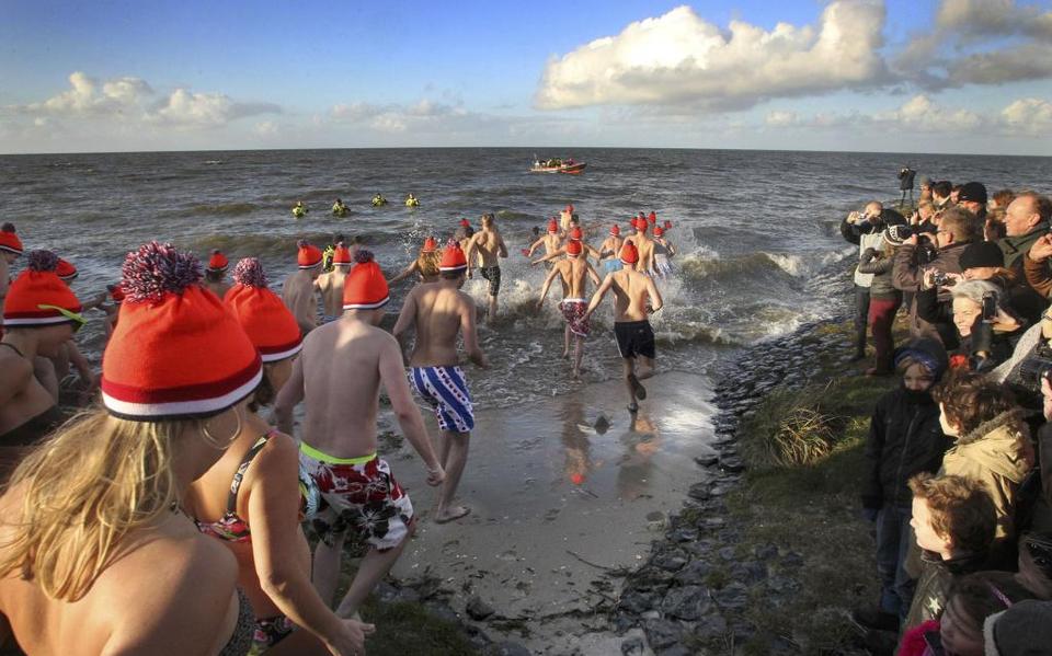 Zonnige nieuwjaarsduik in Hindeloopen