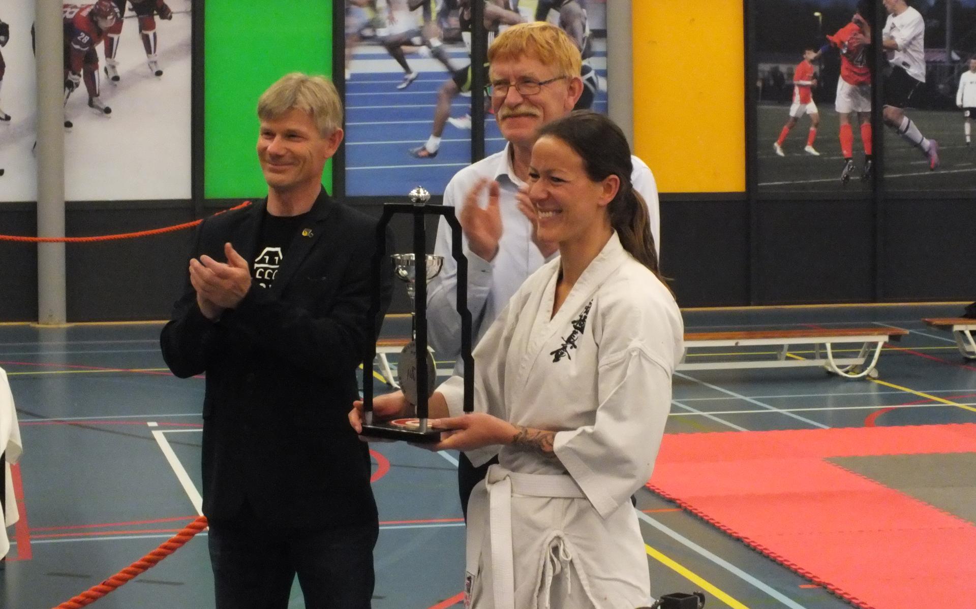 Oldehove Cup voor karateka Marleen Groeneveld uit Zwolle - Leeuwarder Courant
