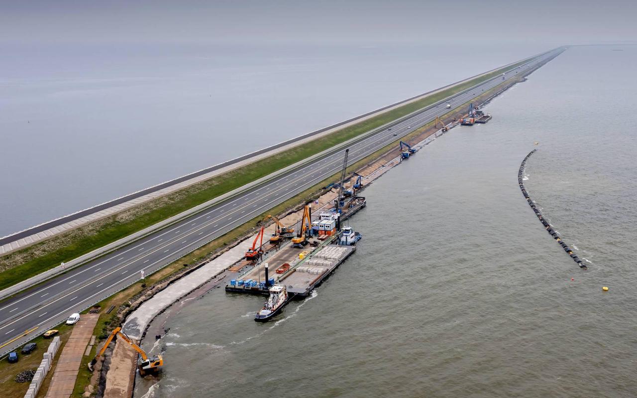 De Afsluitdijk wordt momenteel versterkt en vernieuwd.