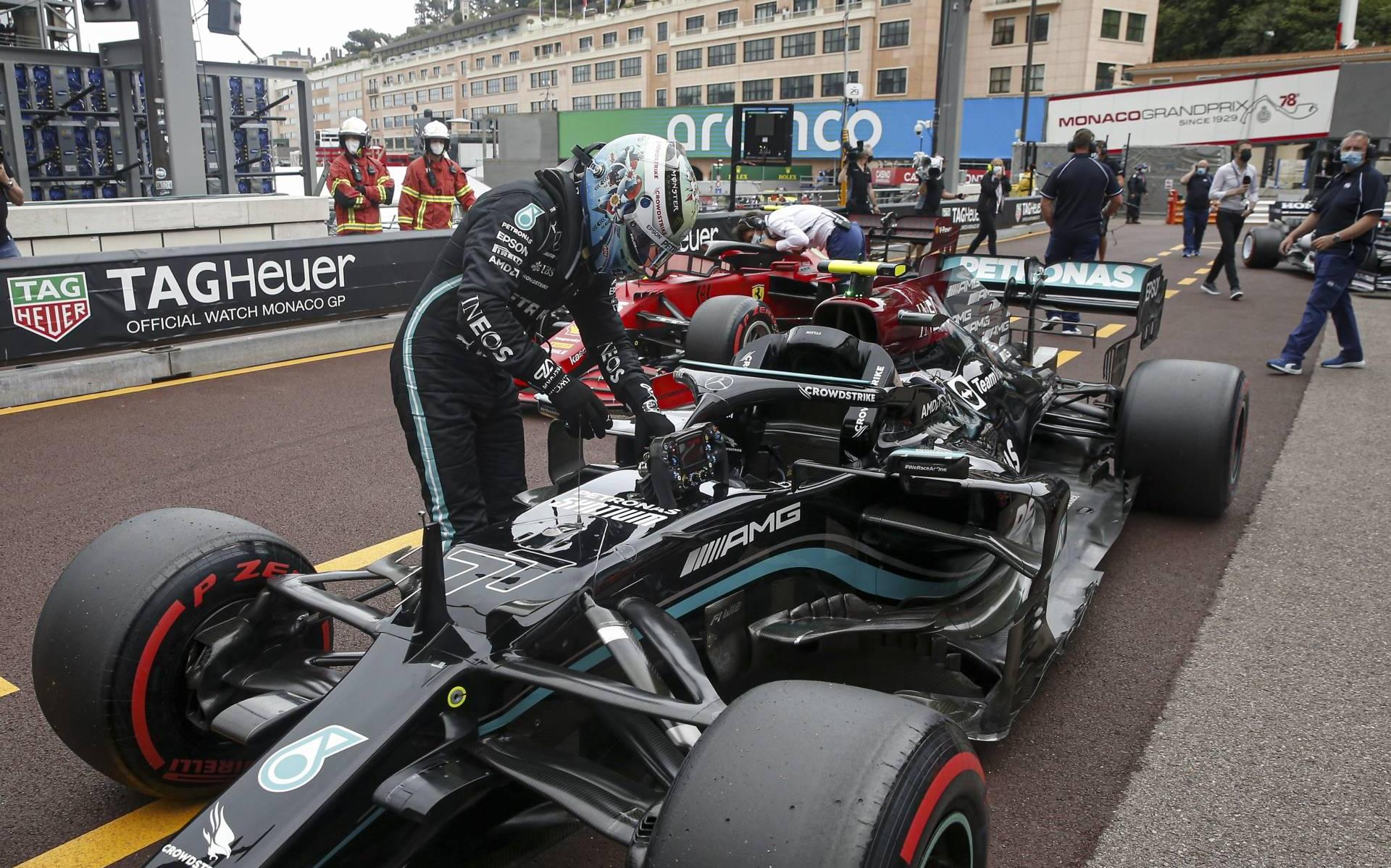 Voorwiel van Mercedes van Bottas zit nog steeds vast - Leeuwarder Courant