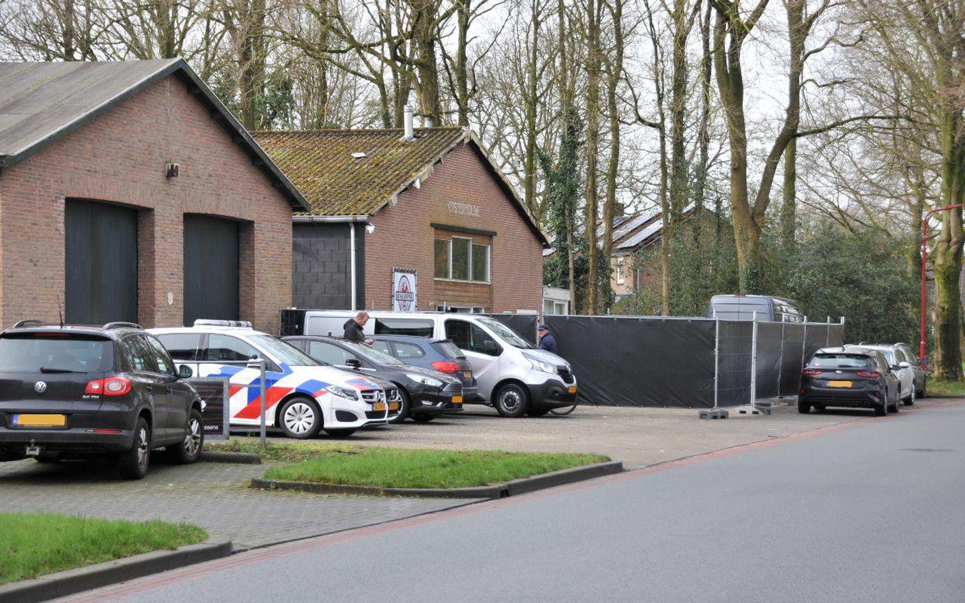 Volgens het Openbaar Ministerie was Kringloophal Oosterwolde het hoofdkantoor van een internationaal opererende bende in wapenhandel.