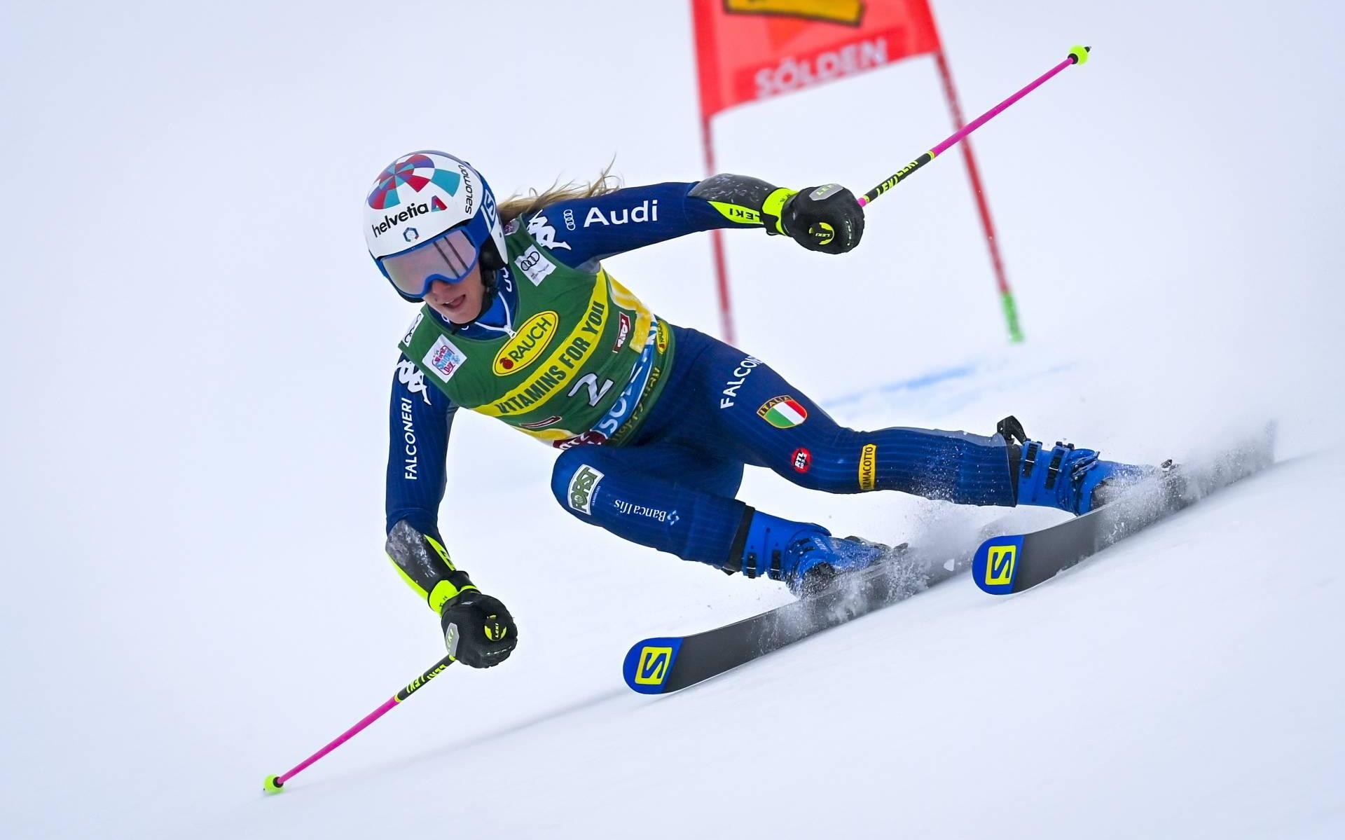 Italiaanse skiester Bassino wint reuzenslalom in Sölden