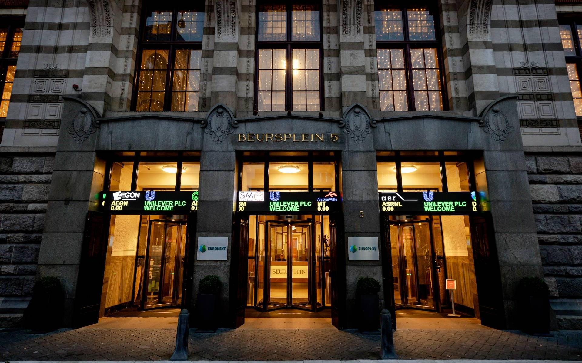Koerssprong luxaflexmaker Hunter Douglas op rustig Damrak - Leeuwarder Courant