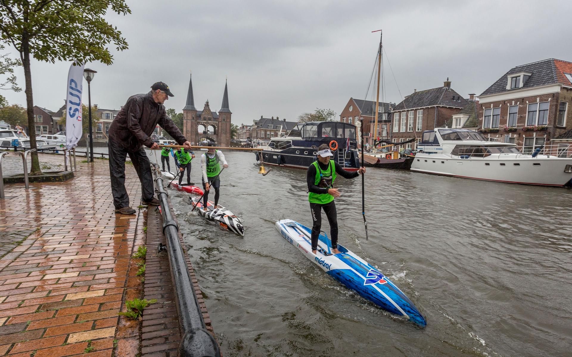 Suppers komen door Sneek. FOTO MAYOLA DIJKSMAN