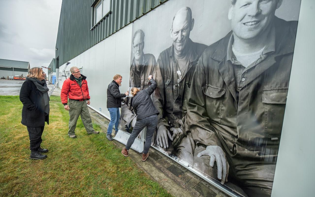 Wendy Gooren en Gerlof Jensma kijken toe hoe een metershoog portret van Gerlof, broer Sjoerd en de drie zonen van broer Goffe op een van de schuren wordt aangebracht. Wendy Gooren en Gerlof Jensma kijken toe hoe een metershoog portret van Gerlof, broer Sjoerd en de drie zonen van broer Goffe op een van de schuren wordt aangebracht.