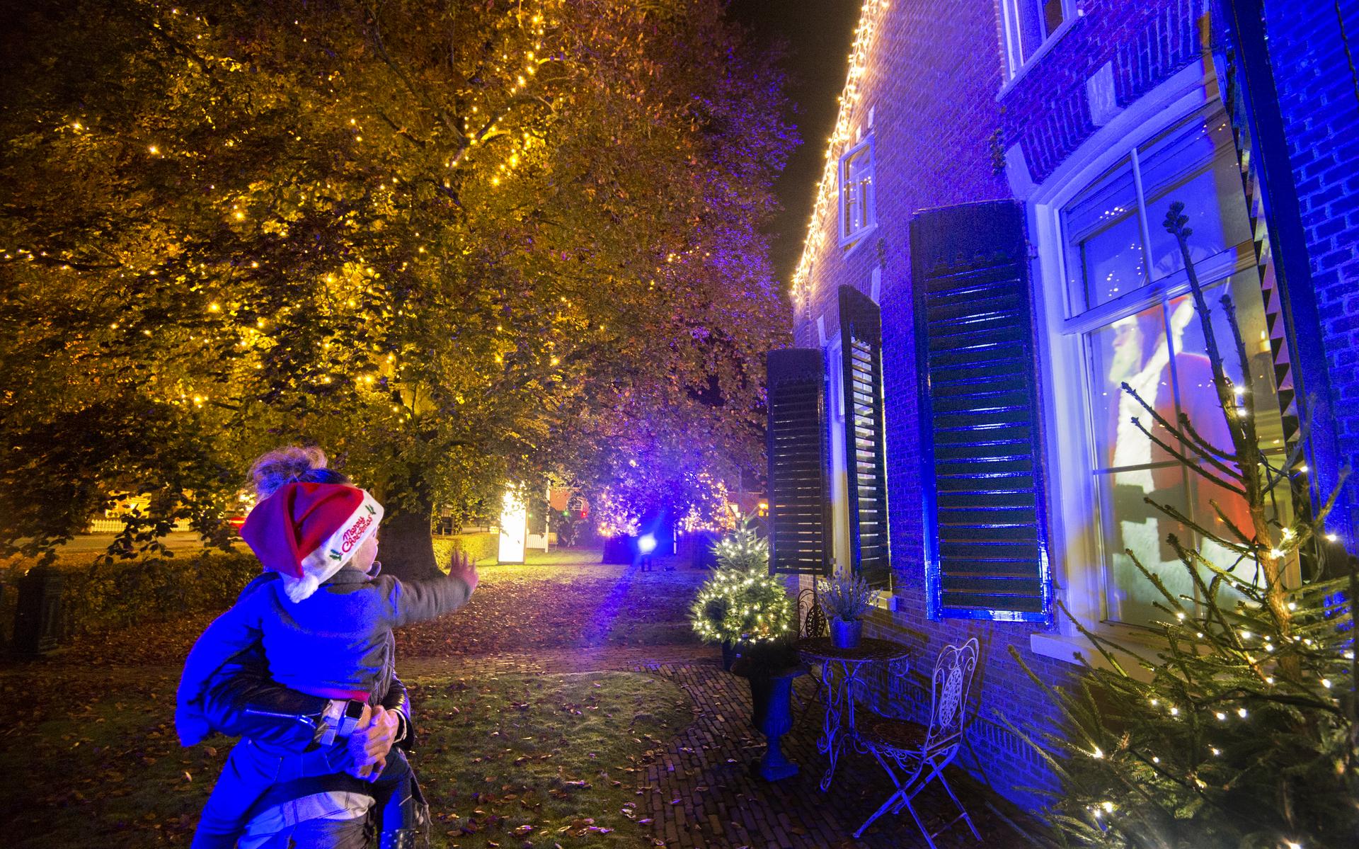 Grootste 'kerstboom' van Friesland weer verlicht Leeuwarder Courant