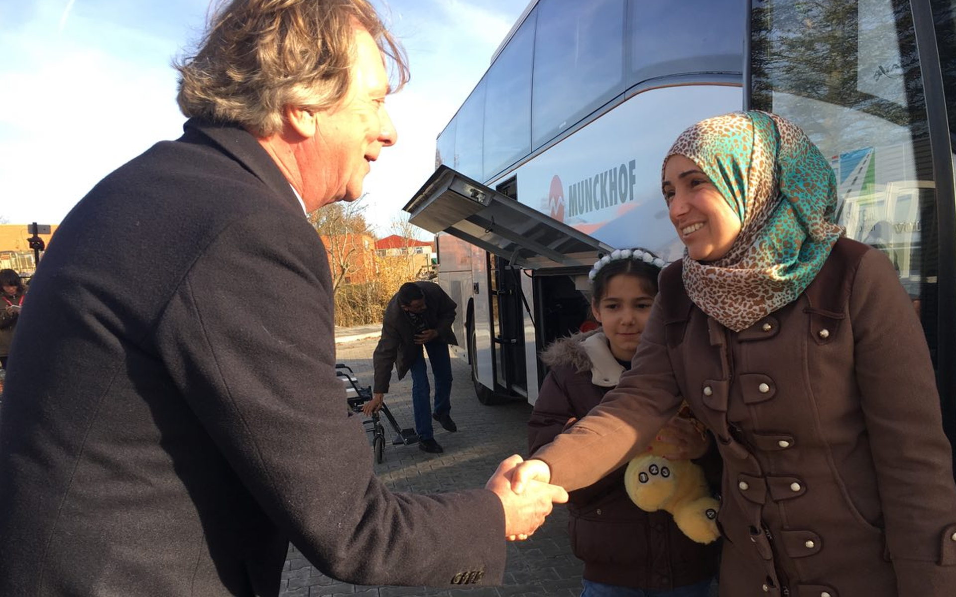 De eerste vluchtelingen worden welkom geheten door burgemeester Hayo Apotheker in het azc in Sneek. FOTO LC/JOSHI KUIPER