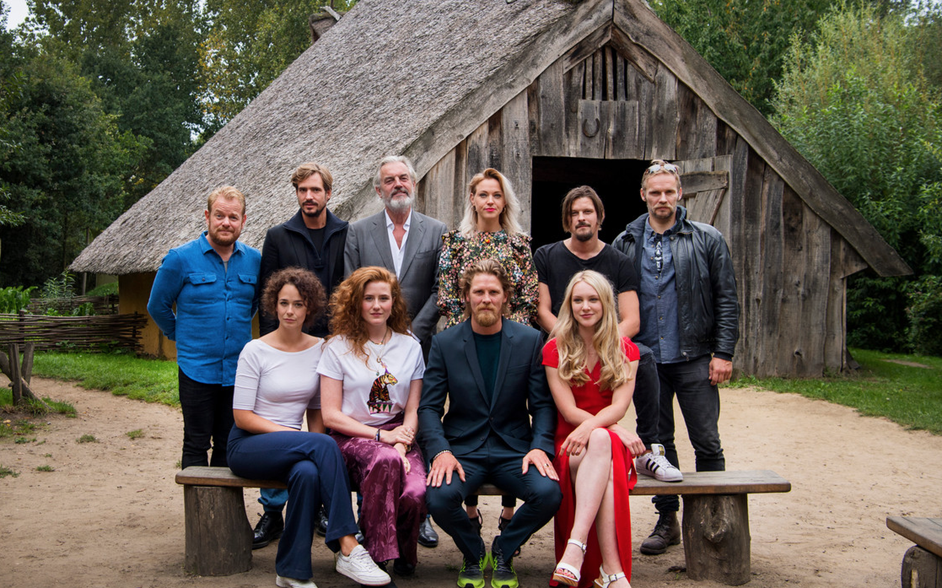 Acteurs Martijn Fischer, Egbert Jan Weeber, Derek de Lint, Loes Haverkort, Teun Kuilboer, Tibo Vandenborre, Daphne Wellens, Britte Lagcher, Gijs Naber en Lisa Smit. FOTO ANP