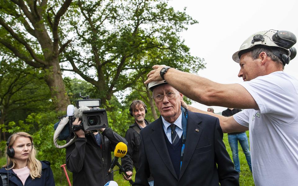 Voormalig Commissaris van de Koningin Hans Wiegel, slaat de eerste paal voor de bouw van een stukje wolfwerend hek, in 2021.