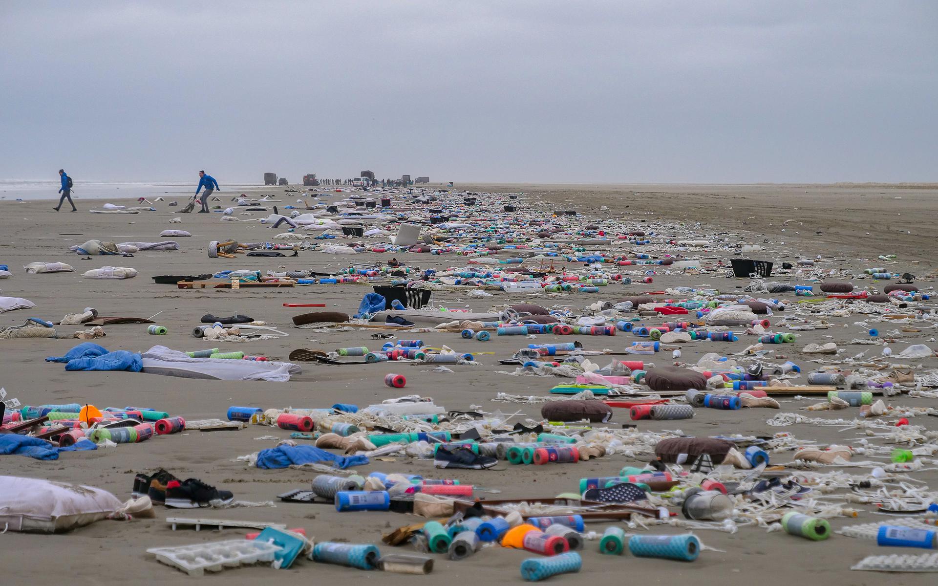 Het strand van Schiermonnikoog lag donderdag bezaaid met aangespoelde rommel.
