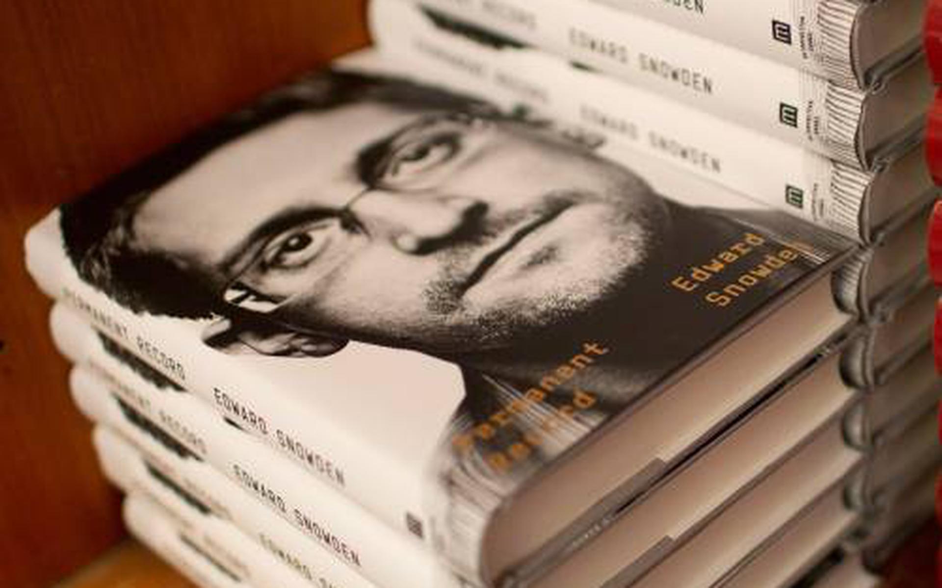 VS klagen klokkenluider Snowden aan om boek