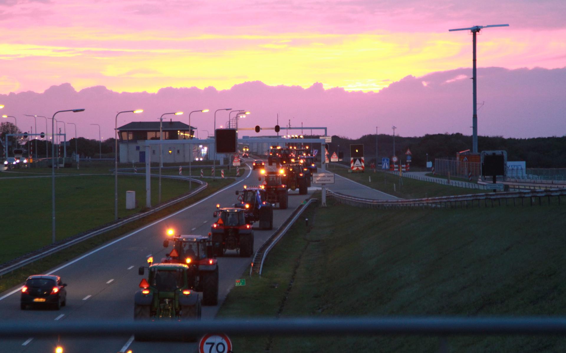 De boeren rijden de Afsluitdijk op. FOTO ANTON KAPPERS MEDIA