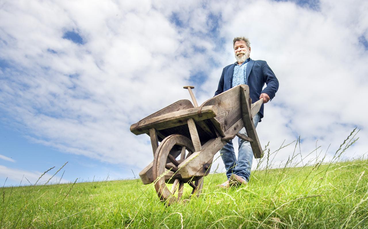 Joop Mulder op de zeedijk bij Blije, waar de Terp van de toekomst moet ontsaan. FOTO MARCEL VAN KAMMEN Joop Mulder op de zeedijk bij Blije, waar de Terp van de toekomst moet ontsaan. FOTO MARCEL VAN KAMMEN