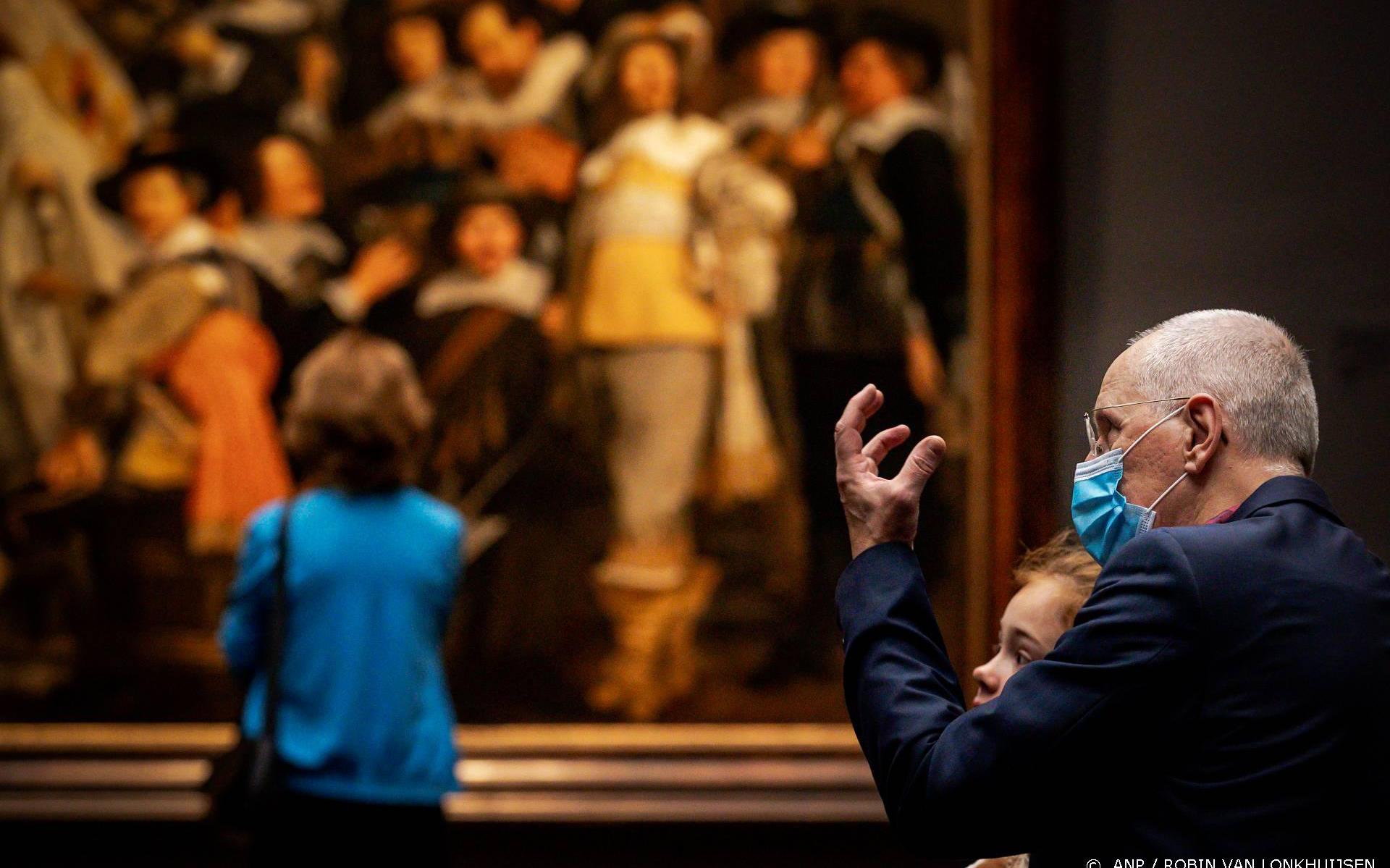 Rijksmuseum stelt vanaf woensdag mondkapje verplicht