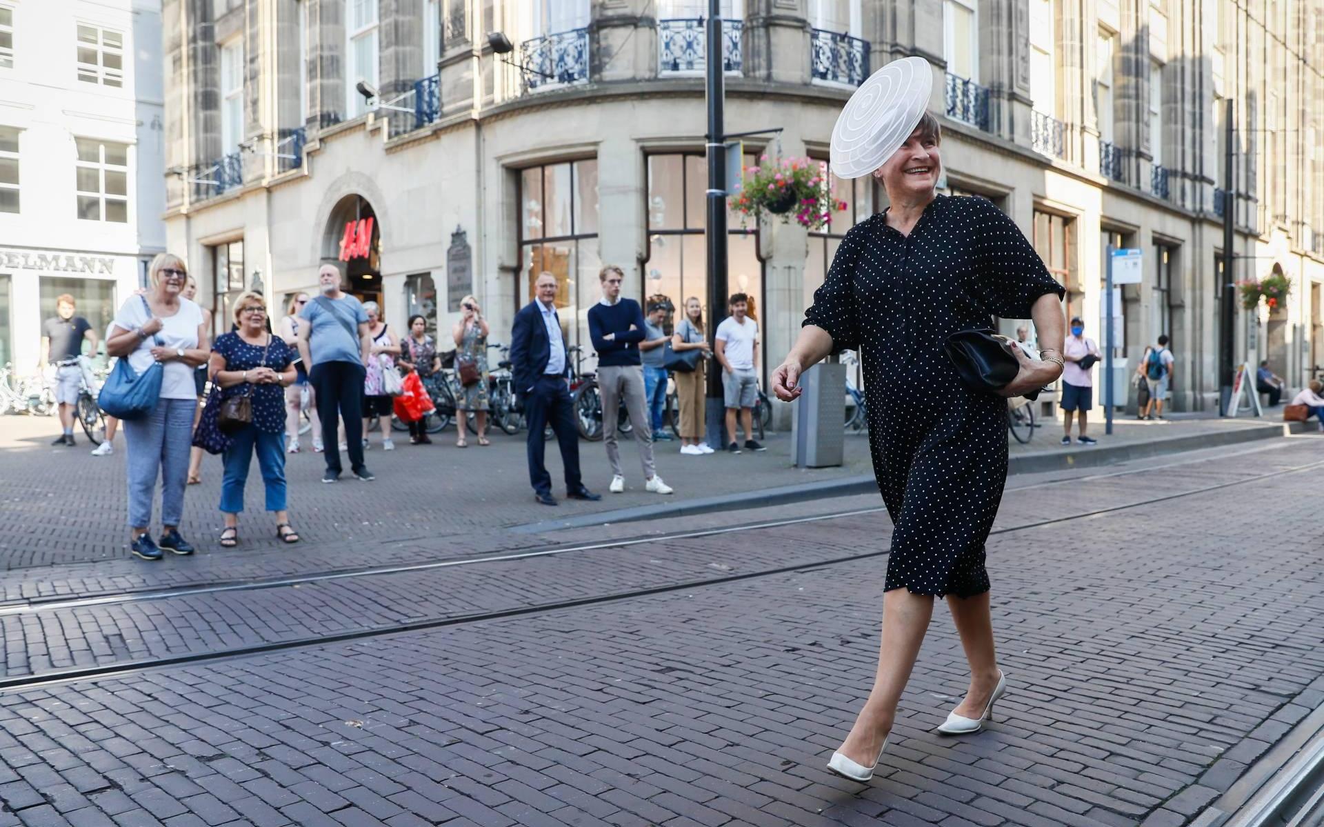 Kamerleden arriveren bij de Grote Kerk