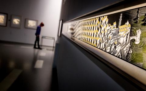 Bezoeker bij de Escher-tentoonstelling in het Fries Museum. FOTO ANP