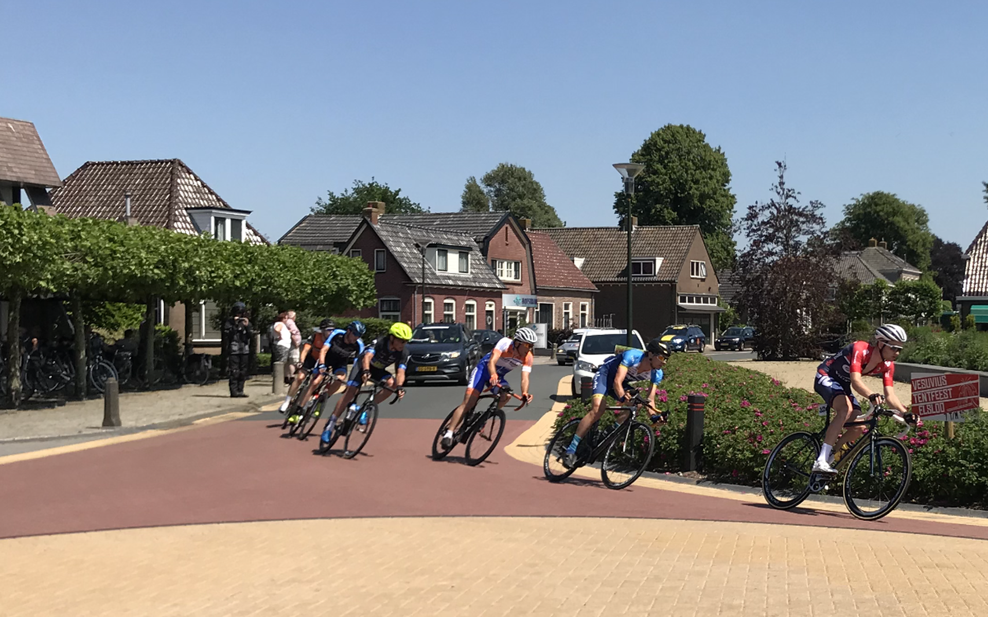 Eerste kopgroep met op kop Hartthijs de Vries in Donkerbroek.