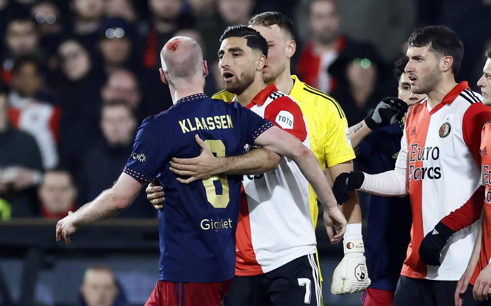 Feyenoord - Ajax gestaakt na hoofdwond bekogelde Klaassen.