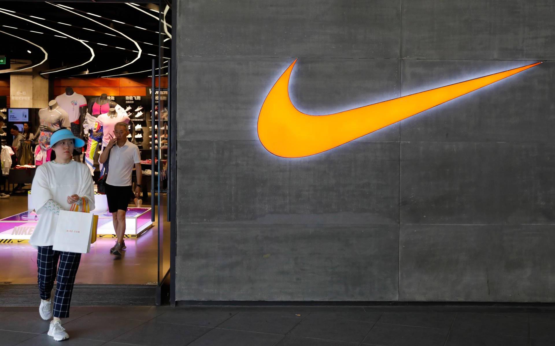 pin honing Vechter Nike zet meer in op webwinkel en reorganiseert winkeltak - Leeuwarder  Courant