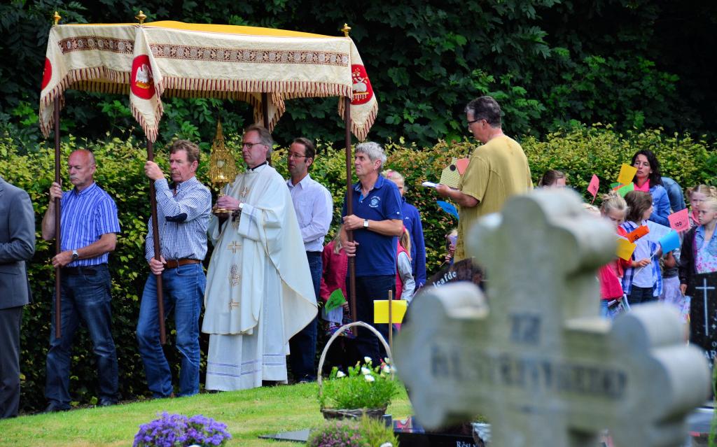 Video: Sacramentsprocessie in Bakhuizen