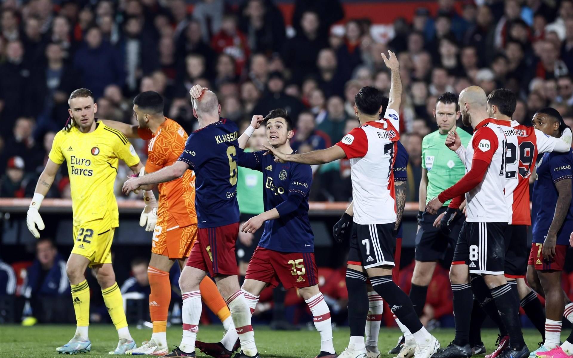 Ajax in verhitte Kuip de sterkste.